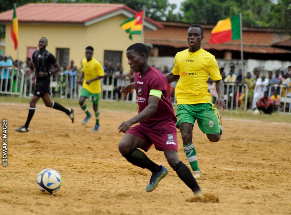 لاعبان في مواجهة مباشرة خلال لقطة من البطولة.