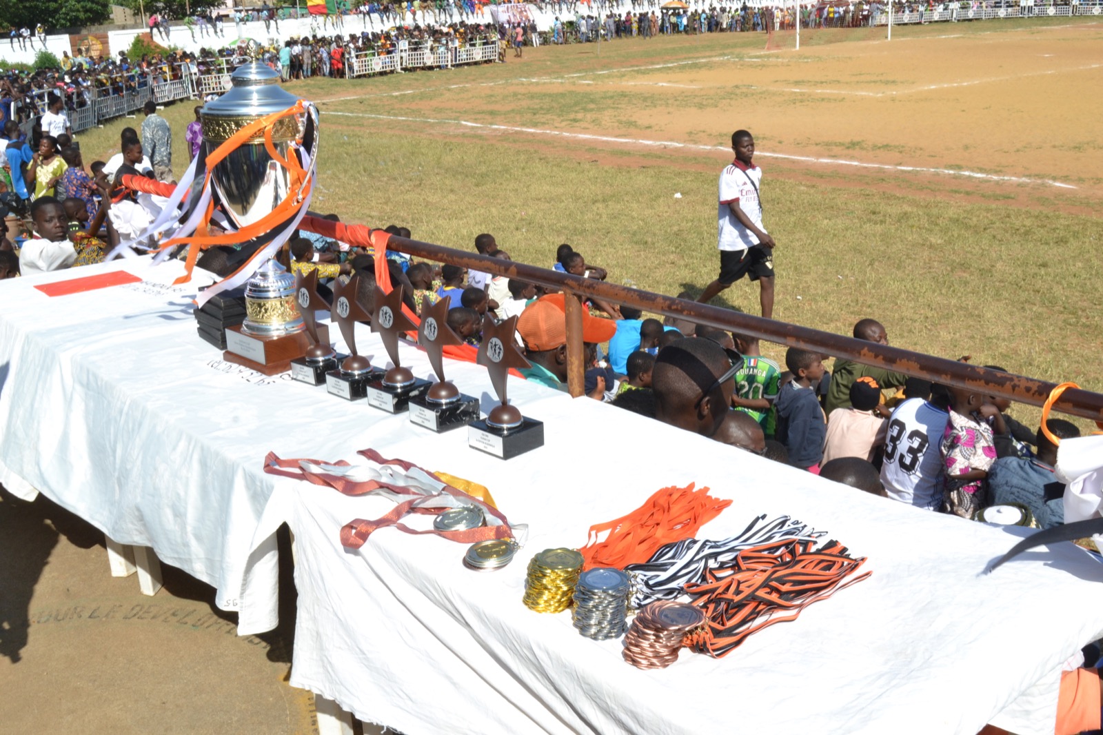 Trophée, distinctions et médailles exposés pour la cérémonie de clôture de la 5e édition.