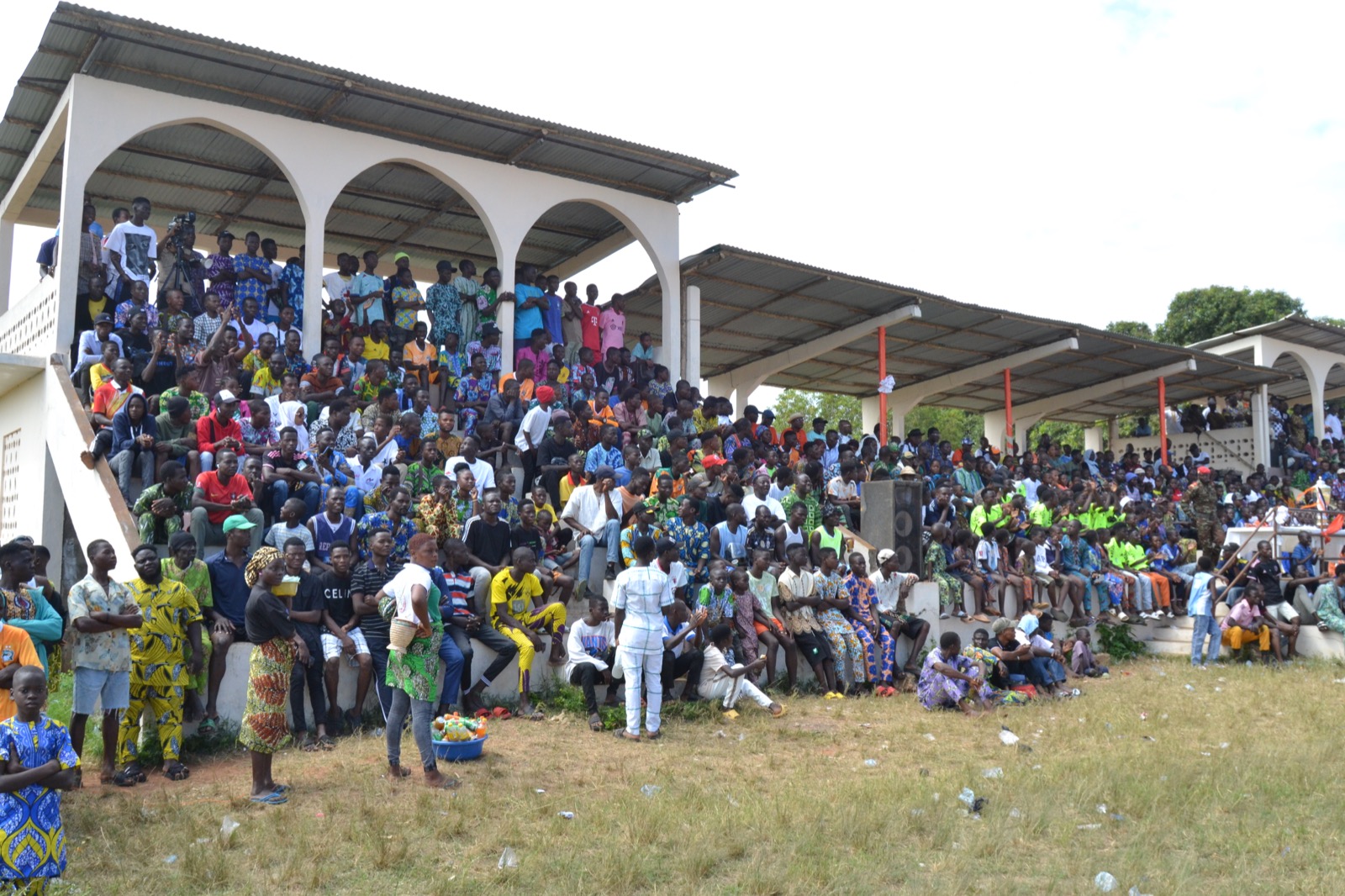 Grand public rassemblé dans les tribunes du stade pendant la 5e édition.