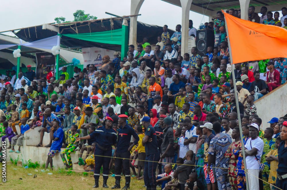 مدرج واسع ممتلئ بالجمهور حول البطولة.