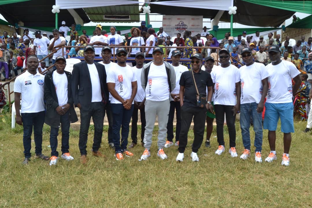 فريق التنظيم مجتمع على أرض الملعب أمام المدرجات.