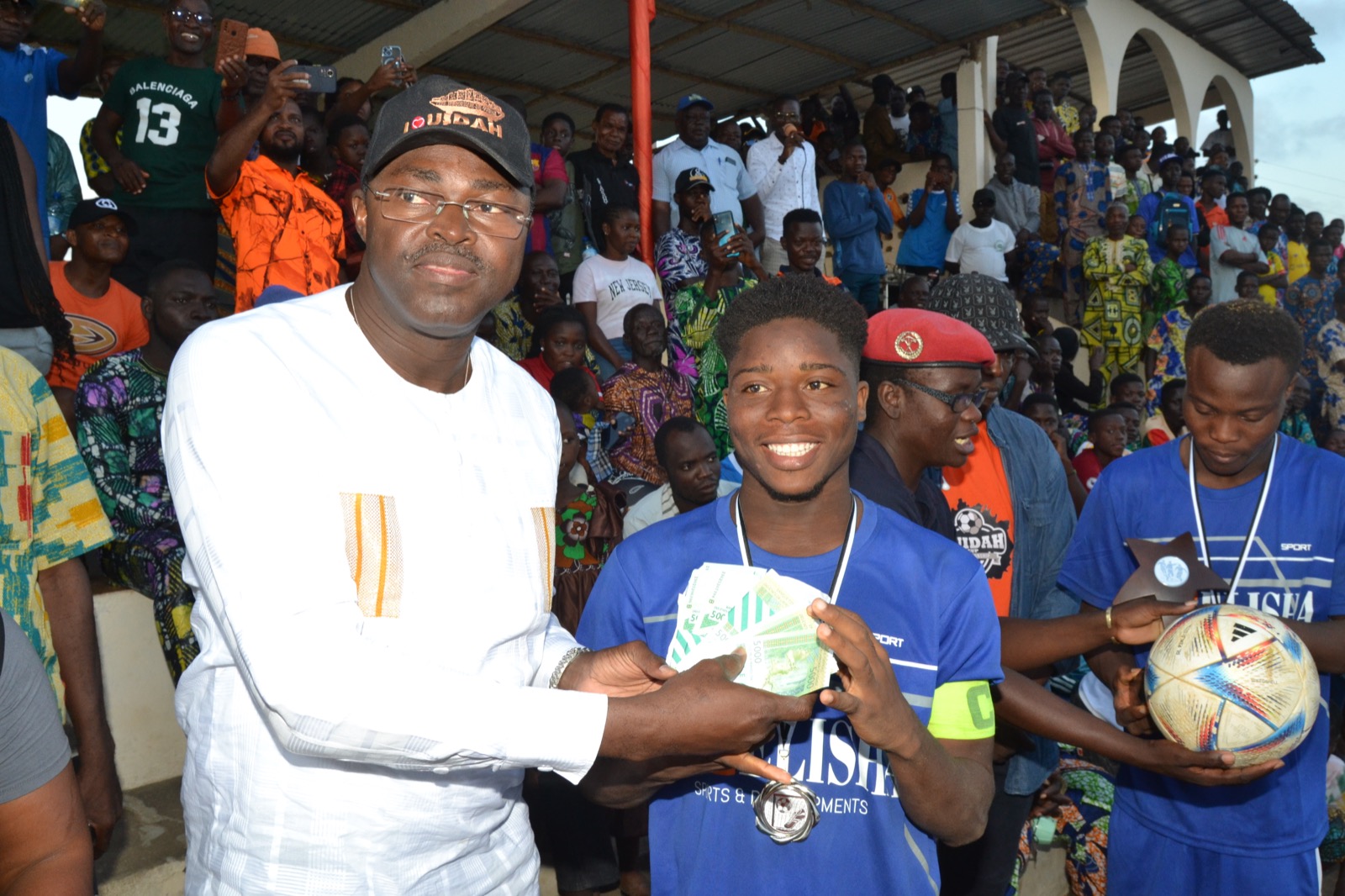 Remise officielle d'une prime à un joueur récompensé pendant la 5e édition de Ouidah Cup.