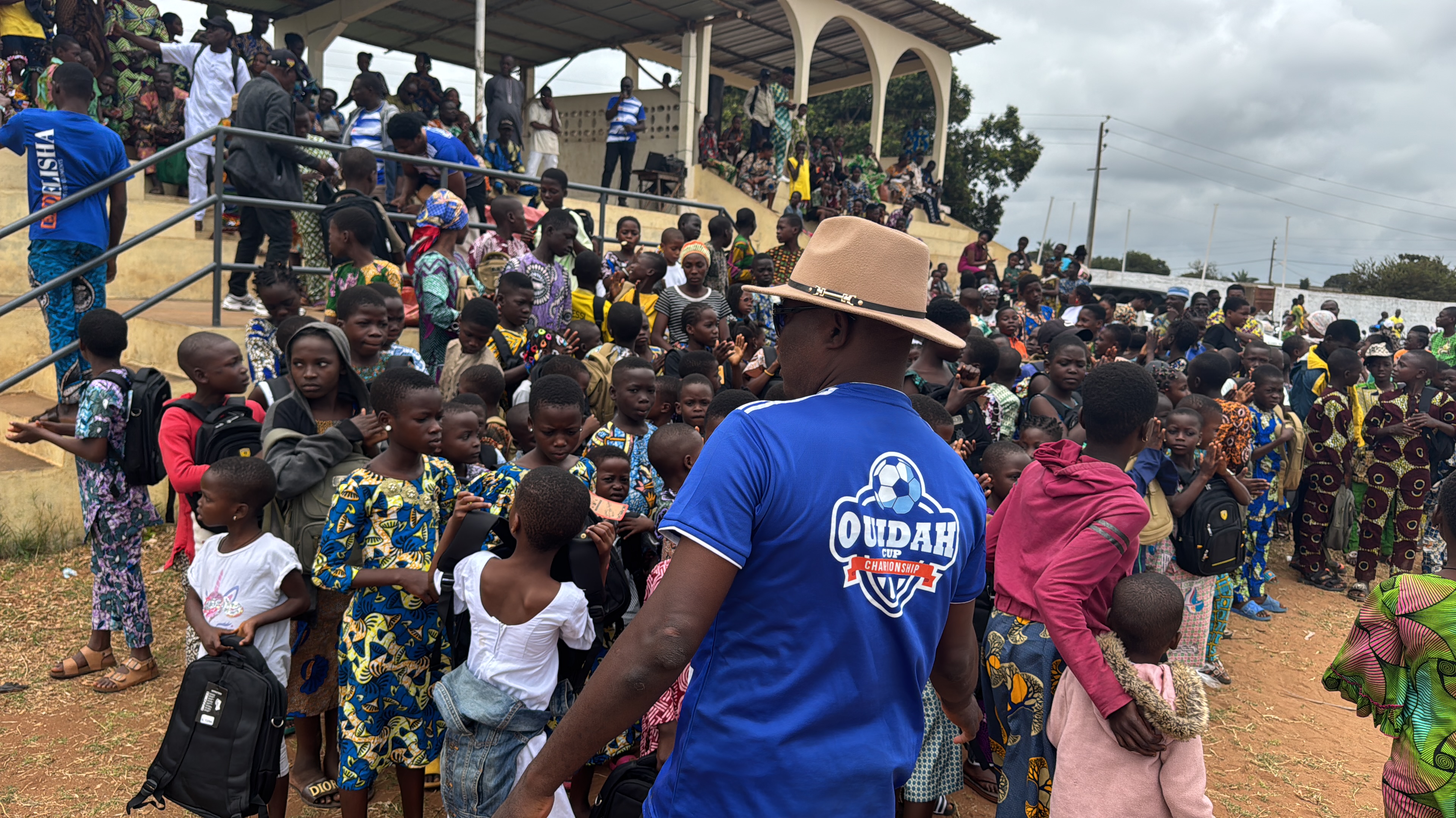 Verteilung von Schulsets an Kinder in Ouidah.