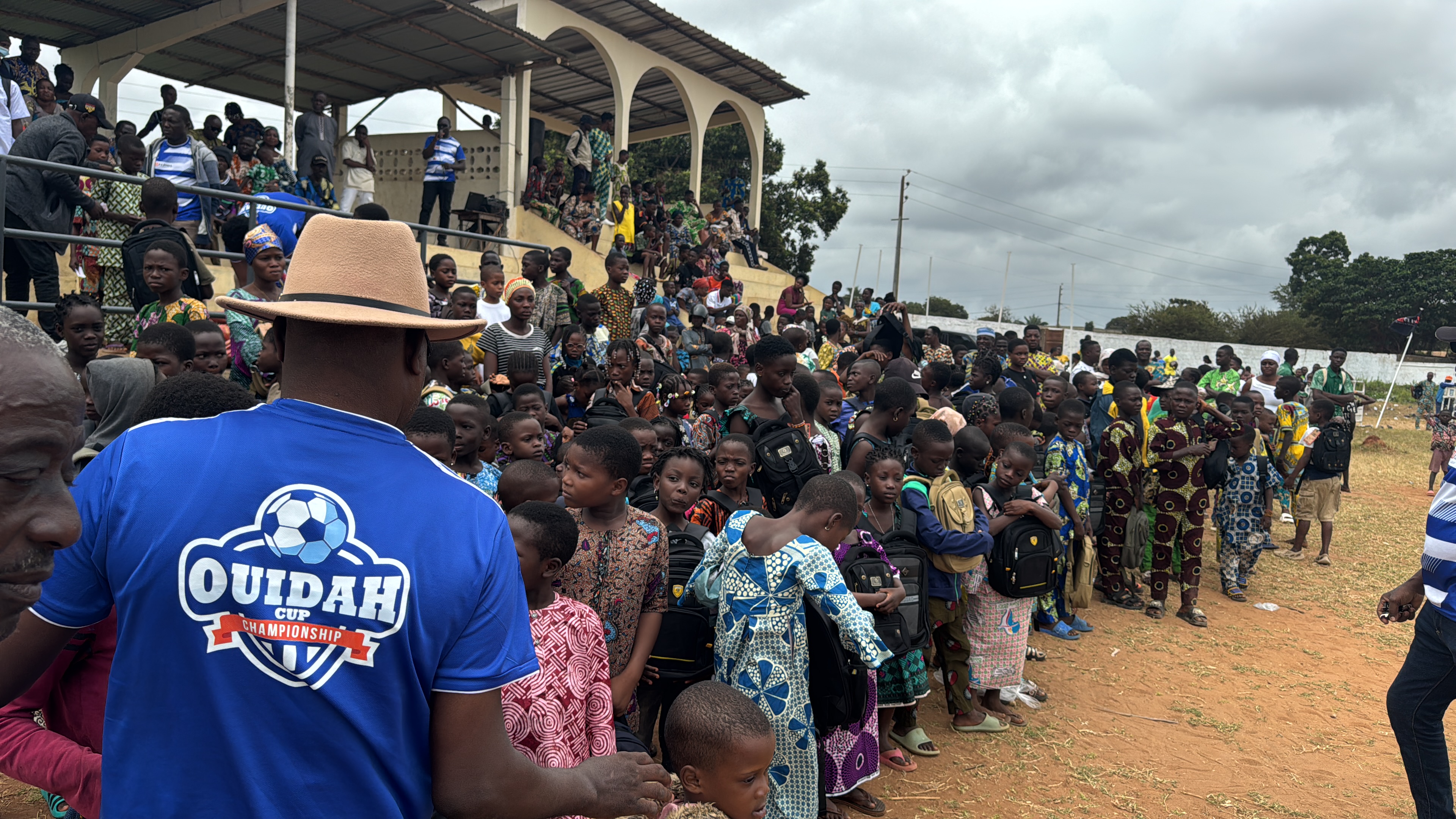 Kinder mit Schultaschen bei einer Solidaritätsaktion von ESD.