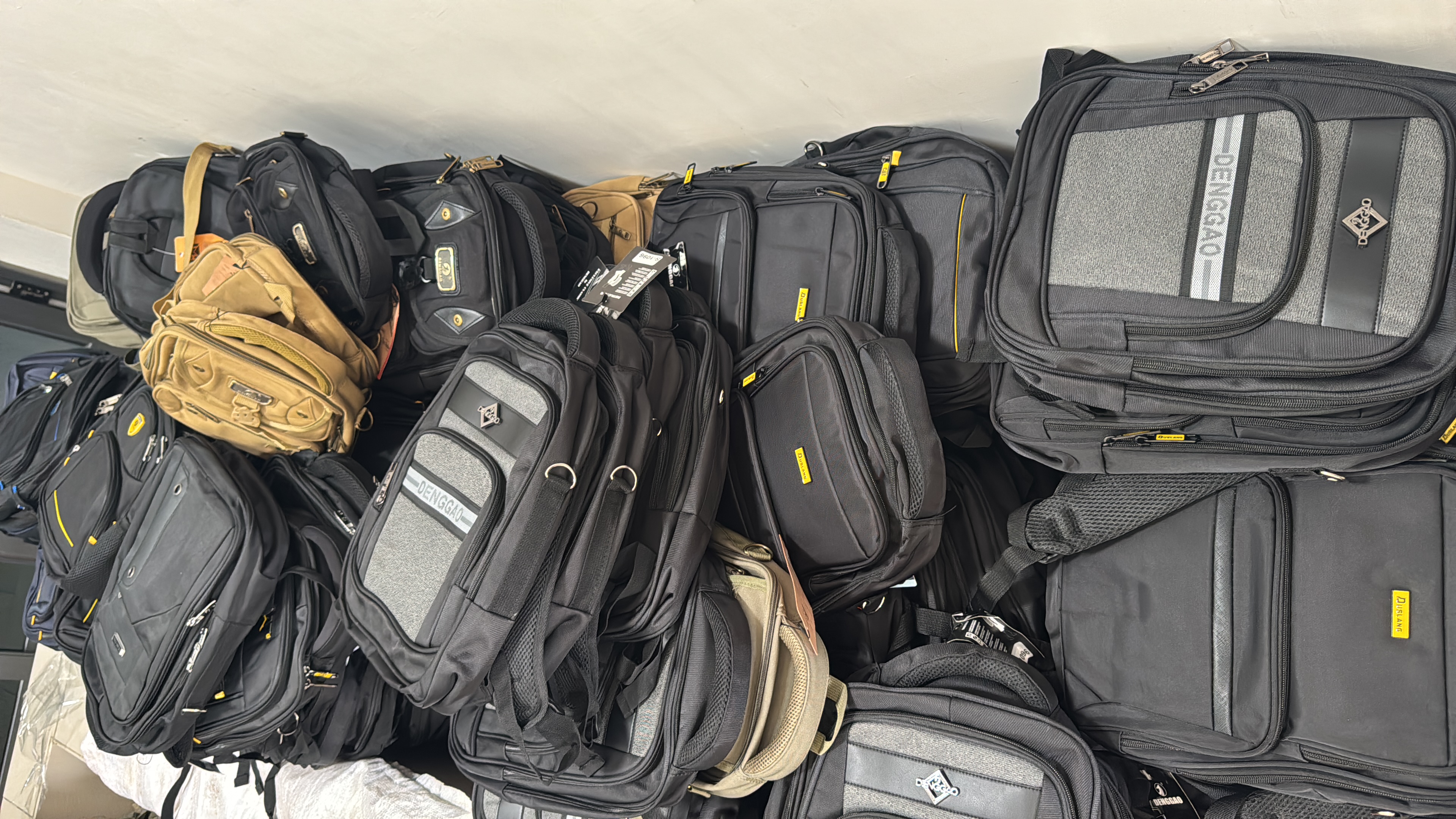 Vorbereitete Schulsets vor der Ausgabe.