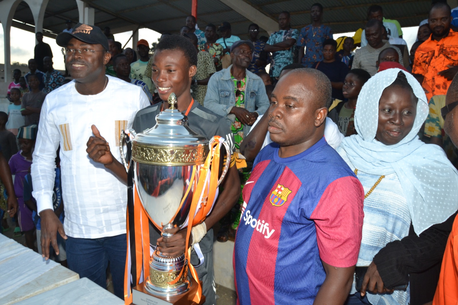 Trophée officiel présenté avec les lauréats et les personnalités lors de la 5e édition.